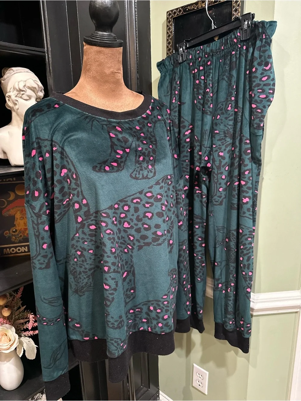 Simply Vera Vera Wang Green Velvet Leopard‑Print Pajama Set – Size Large